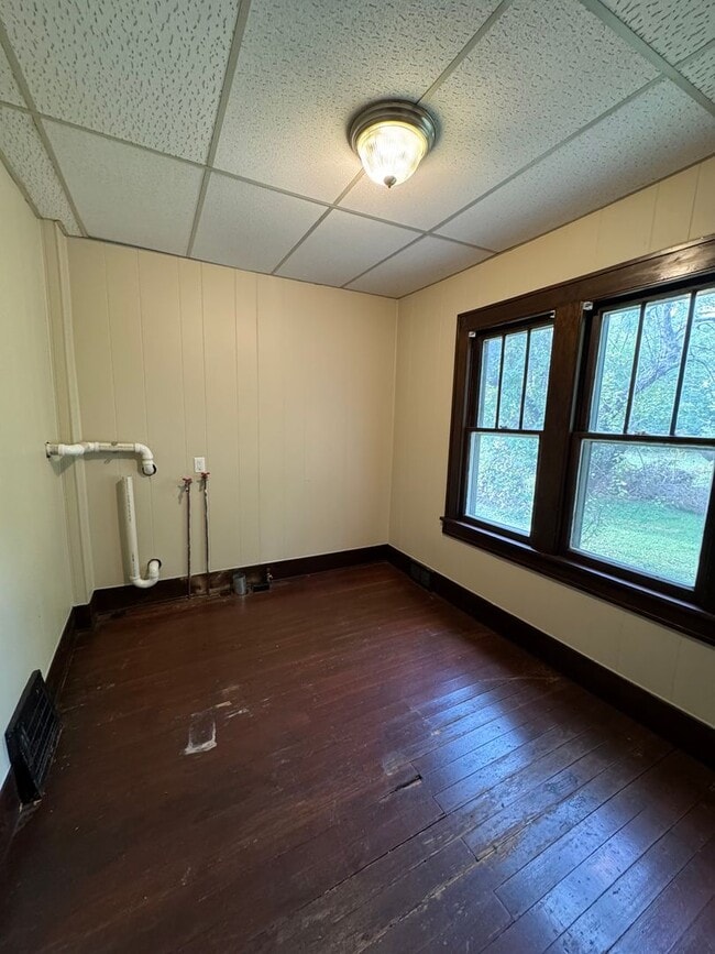 Building Photo - 4 bedroom 1.5 bath Home in Moline