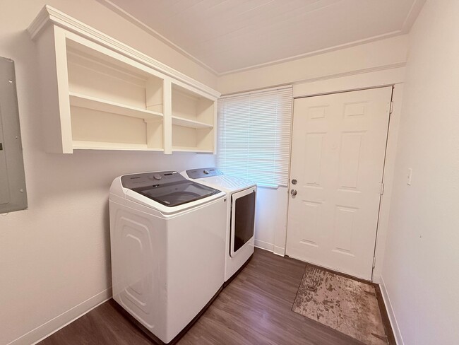 Building Photo - Charming 4BR with Modern Updates & Large Fenced Yard in SE Portland!