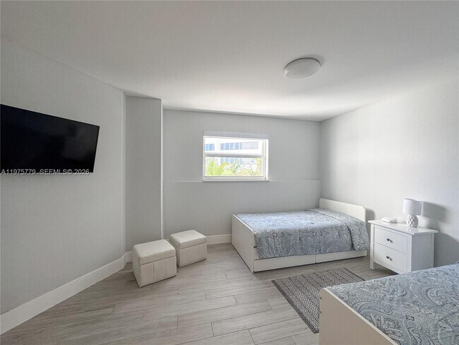 Building Photo - 4925 Collins Ave