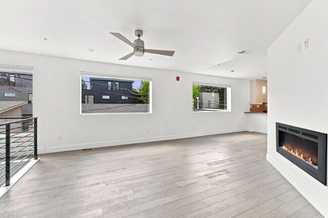 Building Photo - $3,640.95 with $300 Off the first month's rent, 2 Bed, 2.5 Bath Townhome in Denver with Rooftop P...