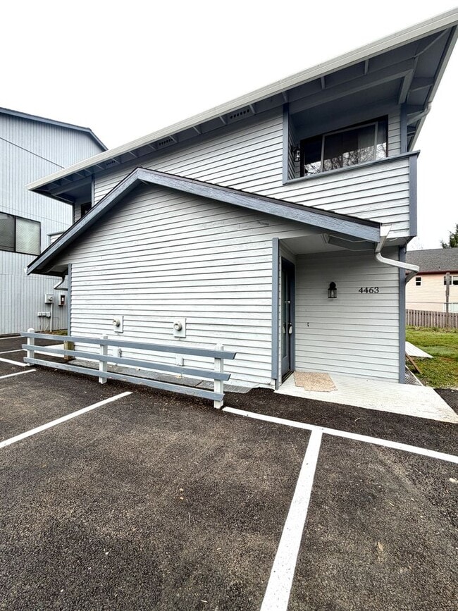 Building Photo - **$1000 DEPOSIT + FREE FIRST MONTH'S RENT** 3 Bed 1.5 Bath Townhouse In Garden Home~ A/C~ Wood Bu...