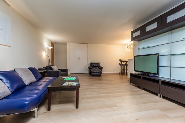 Building Photo - 3200 6th Ave