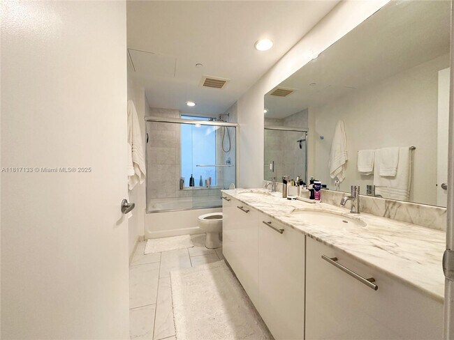 Building Photo - 951 Brickell Ave