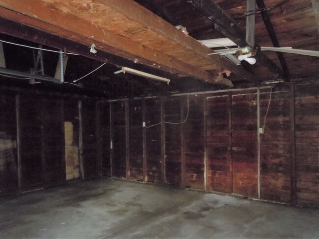 Building Photo - Two Bedroom House with Main Floor Laundry Hookups and Garage w/ Opener!