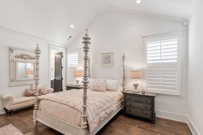 Building Photo - 5 Bedroom Home with Luxury Finishes in West End