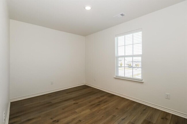 Building Photo - 200 Cres Park Dr