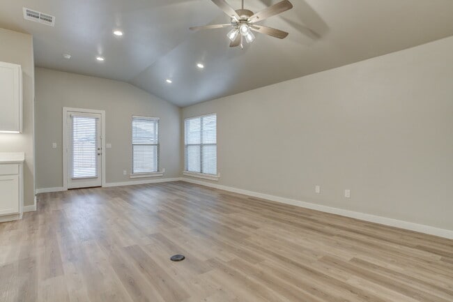 Building Photo - 4 Bed 2 Bath Home in South Lubbock! Extended driveway + Turf!