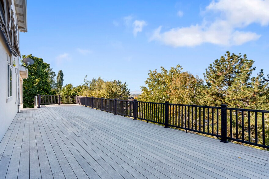 Deck - 1807 Skyline Dr