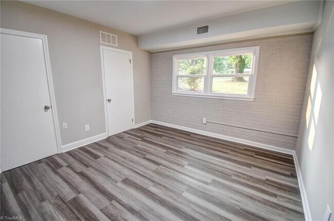 Building Photo - 318 Collinwood Dr
