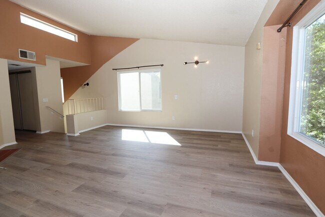 Building Photo - **24210 Sylvan Glen Rd #F Diamond Bar** 2 bedroom 2 bath Townhouse !!