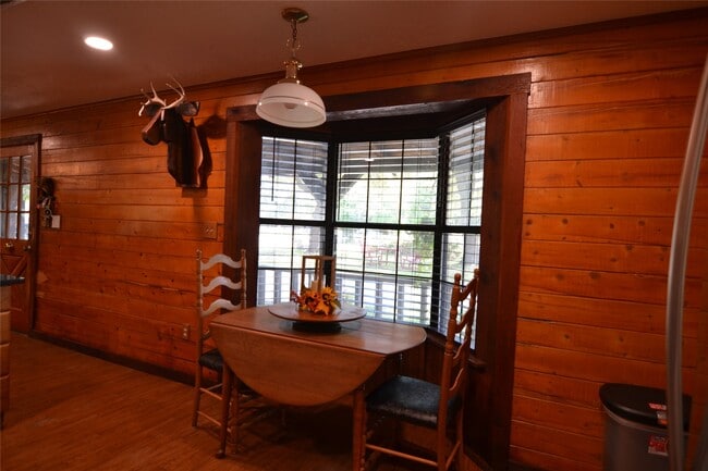 Building Photo - 2611 Primrose Dr