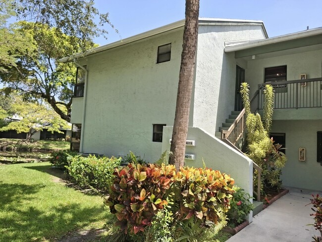 Building Photo - 4017 Carambola Cir N