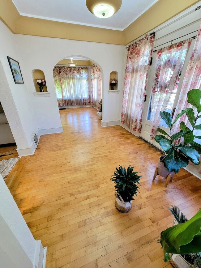 Front entry way - 615 N Lawe St