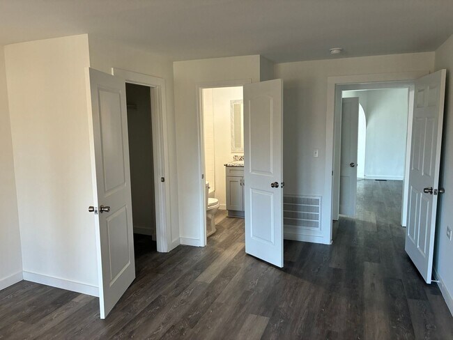 Building Photo - Welcome to the Heart of Unionville prime location!