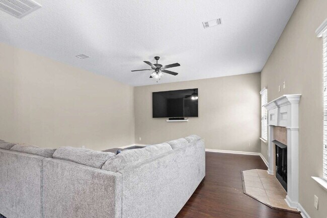 Building Photo - Large home only 10 minutes from Fort Stewart