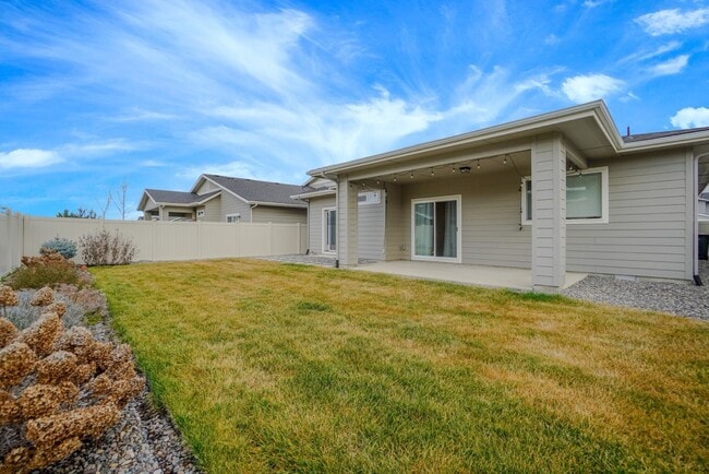 Building Photo - 5967 W Daphne Dr