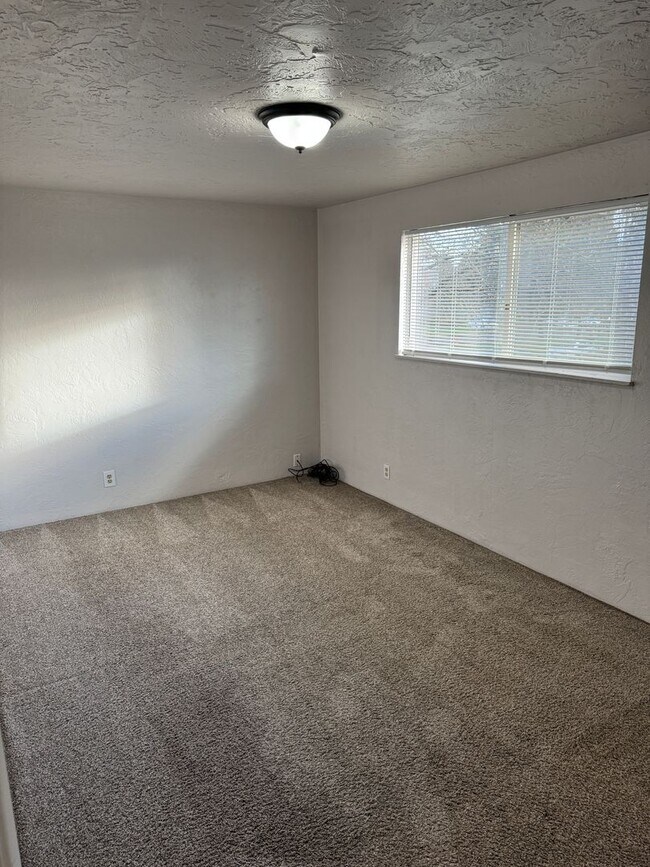 Building Photo - Updated 2 bedroom 1.5 bathroom duplex in Springfield!