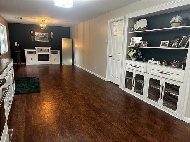 Building Photo - 4 bedroom 2 Bathroom Luxury Rental!