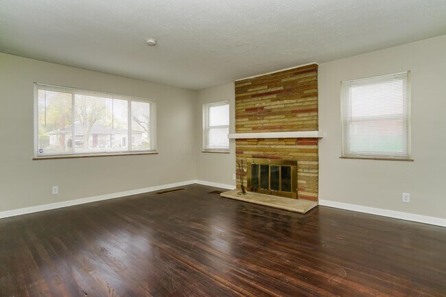 Building Photo - 1646 Oakwood Ave