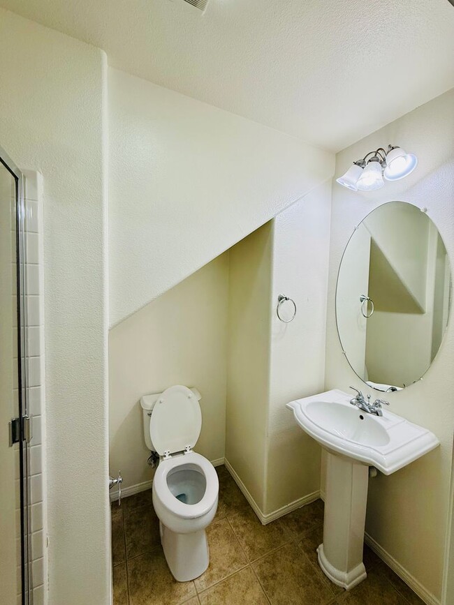 Building Photo - Remodelled 4 Bedroom Townhome for Lease in...