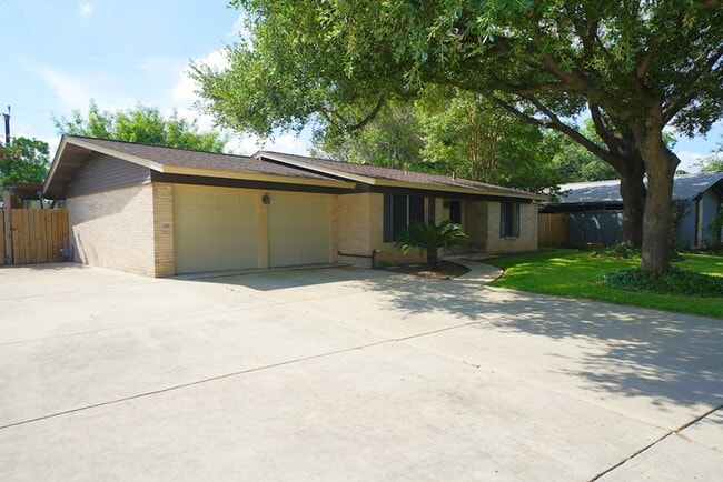 Building Photo - Updated Northeast Park Home Near Loop 410 - Realtor Commission: $500