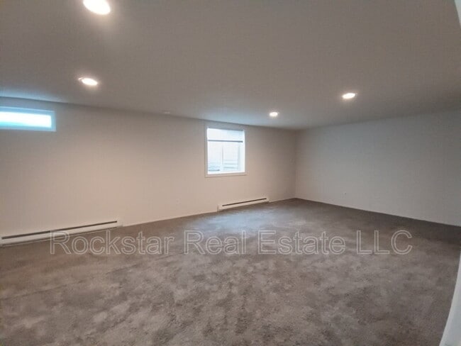 Building Photo - 704 E Bridgeport Ave