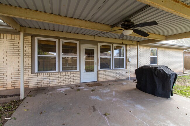 Building Photo - 5604 Greentree Ave