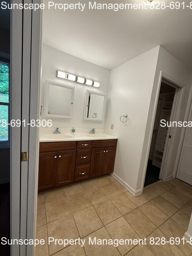 Building Photo - Spacious home in Fairview NC