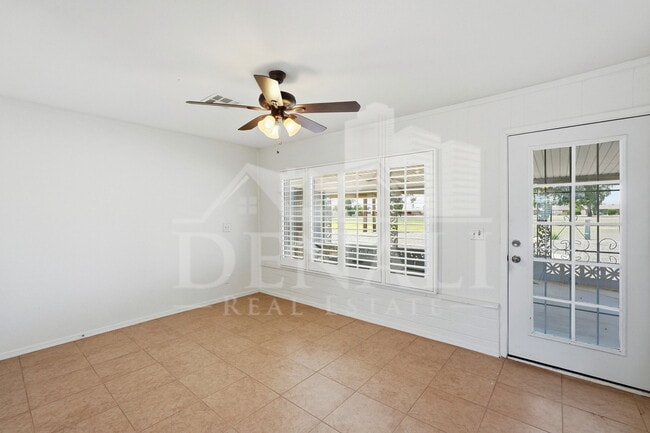 Building Photo - 10747 W Hope Dr