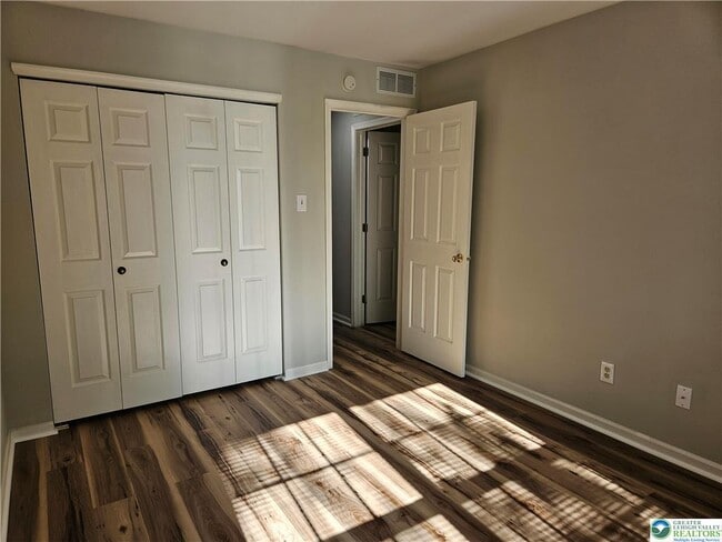 Building Photo - 1876 Mansfield St