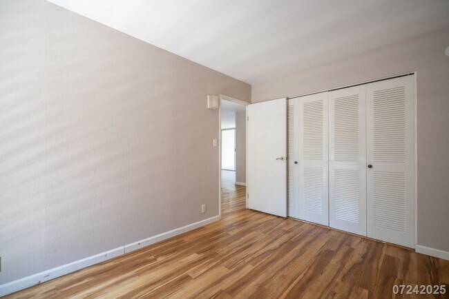 Building Photo - 2 Bed 1 Bath in Waikalani Woodlands