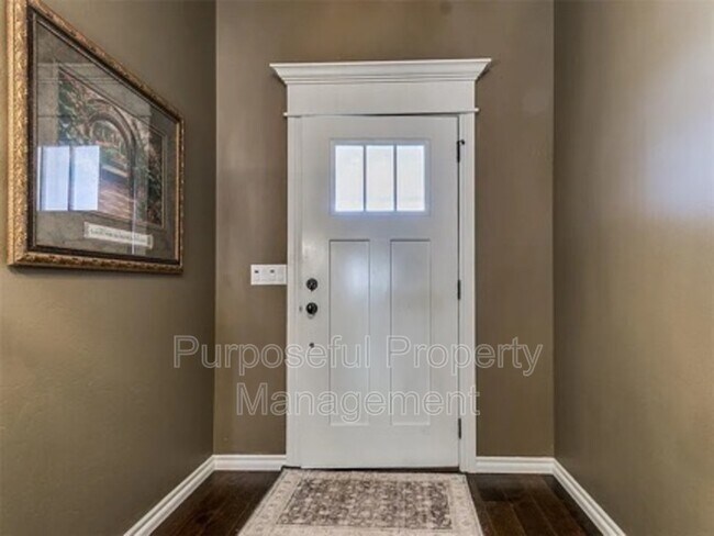 Building Photo - 811 E Mosier St