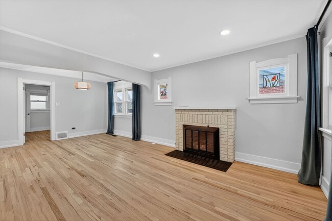 Building Photo - Platt Park Classic! 4 Beds, 2 Bath - Fully remodeled! Don't miss out on this one!