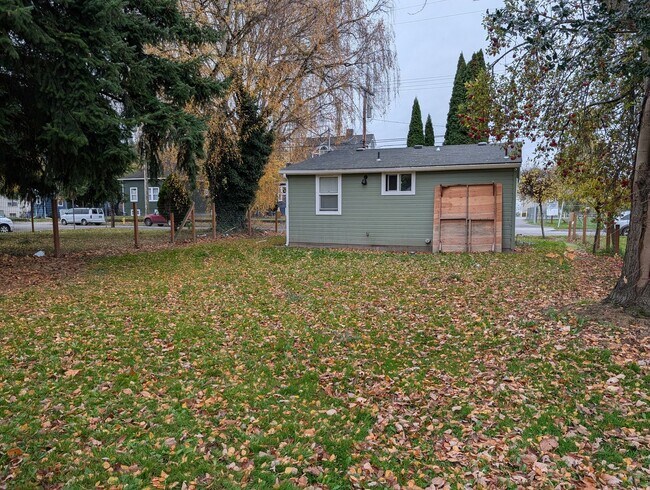 Building Photo - 107 E Section St