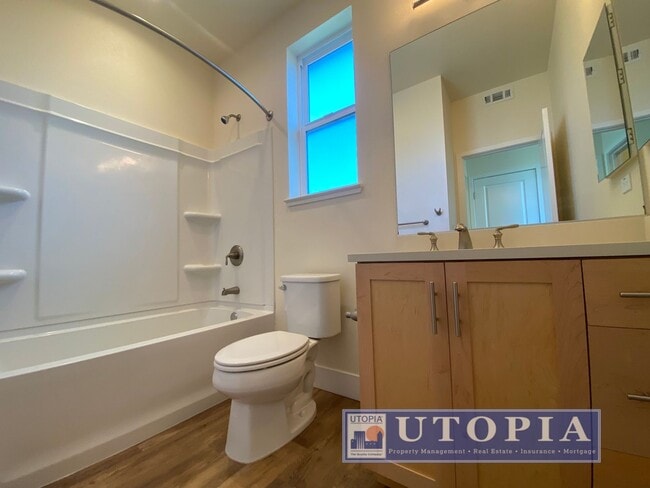 Building Photo - Beautiful and Spacious 3-bedroom, 3.5-bathroom Townhouse Located in the heart of Seabright.