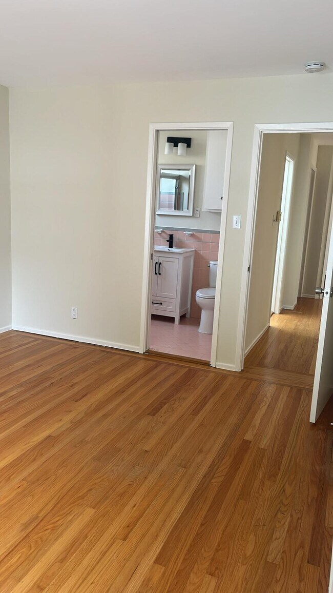 Building Photo - 445 Dellbrook Ave
