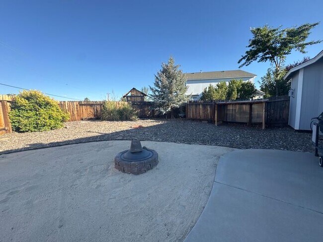 Building Photo - 3 Bed 2 Bath Home w/ Beautiful Backyard - ...