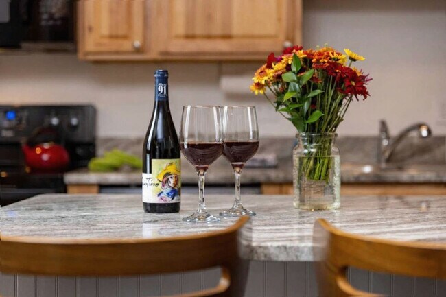 Building Photo - 465-464 4 O'Clock Rd