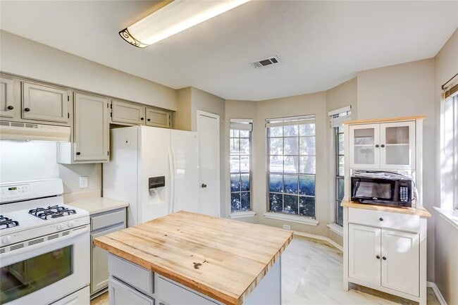 Building Photo - 6415 Jennings Dr