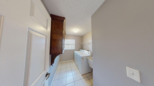 Building Photo - Large 3 bedroom 2 bath home in Deltona wit...