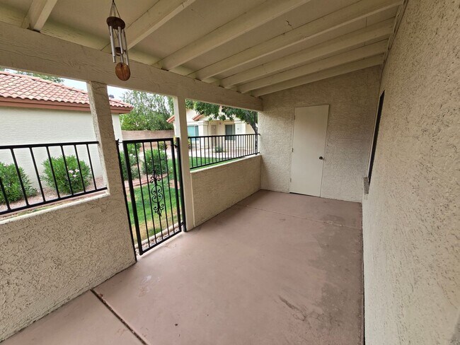 Building Photo - 1120 N Val Vista Dr