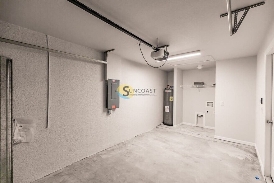 Building Photo - 3851 Hollycrest St