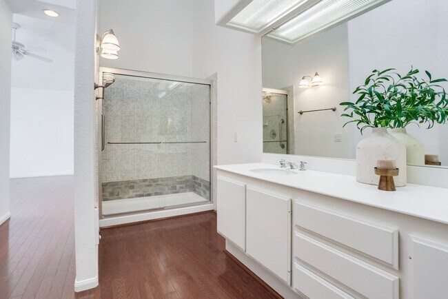 Building Photo - 3 bed, 2 bath Single Family Home in North ...
