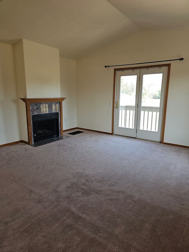 Building Photo - Incredible Hauser Lake Waterfront Home for...