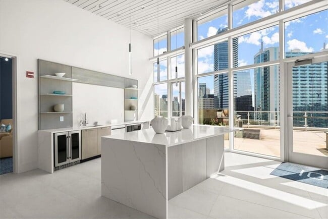 Building Photo - 10 Terminus Luxury 2 Bedroom Condo in Hear...