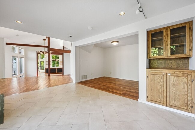 Building Photo - Stunning 3,146 Sq. Ft. Olympia Waterfront ...