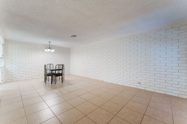 Building Photo - Single Story Condo One Bedroom and One Bathroom with a Washer and Dryer