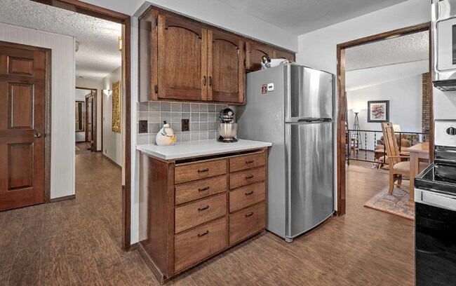 Building Photo - Charming Mid-Century Modern Ranch Home, 2 Bedroom 2 Bathroom, Lots Of Natural Lighting!