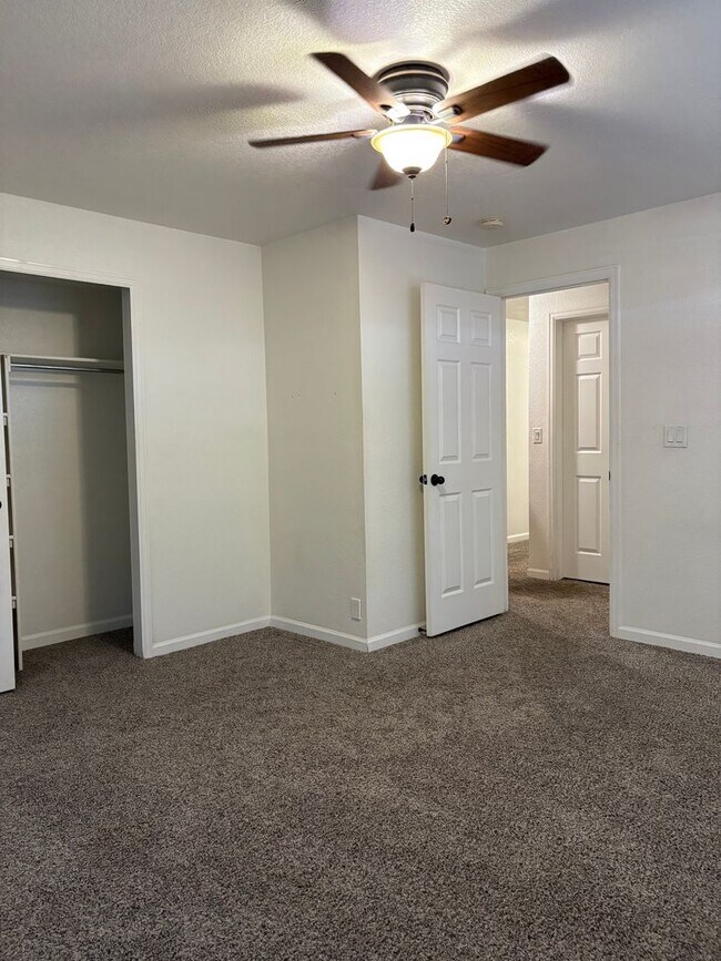 Building Photo - 2 Bedroom 1 Bath Lower Level Unit in Village Seven