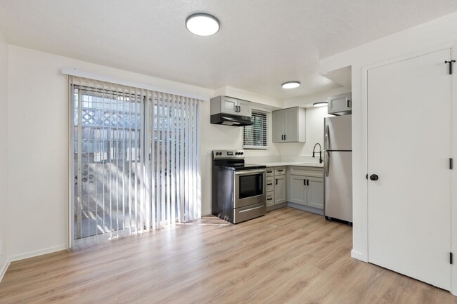 Building Photo - Renovated 2BR in Milwaukie
